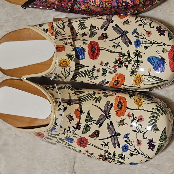 Floral Patterned Women's Clogs - Picture 2 of 10